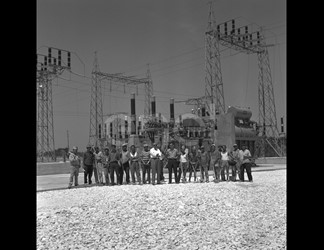 Foto di gruppo e stazione elettrica