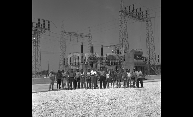 Foto di gruppo e stazione elettrica