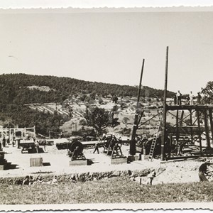 Larderello e Lago. Vari tipi di impianti per sondaggi.