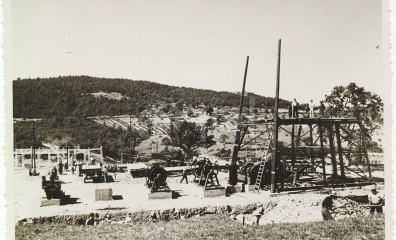 Larderello e Lago. Vari tipi di impianti per sondaggi.