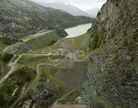 Veduta verso valle dal coronamento della diga di Alpe Gera