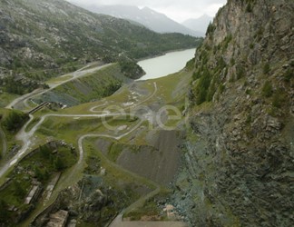 Veduta verso valle dal coronamento della diga di Alpe Gera