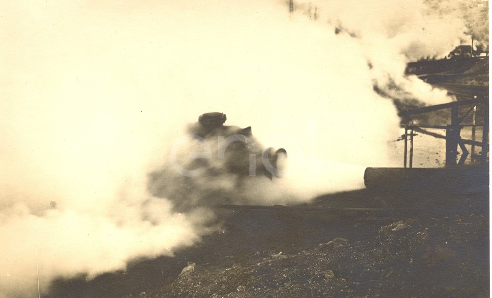 Fabbrica di Larderello. Esplosione di vari soffioni. 1906-1930.