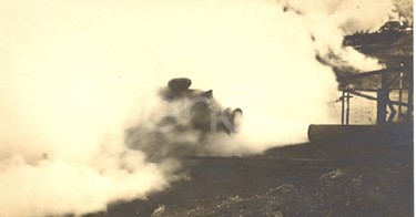 Fabbrica di Larderello. Esplosione di vari soffioni. 1906-1930.