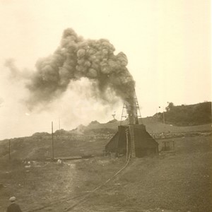 Fabbrica di Larderello. Esplosione di vari soffioni. 1906-1930.