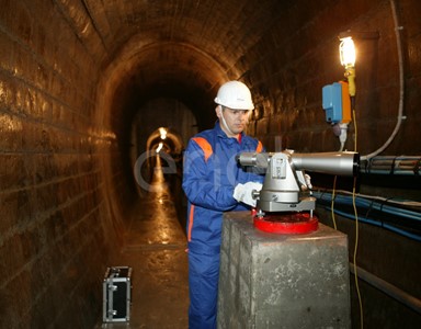 Operaio all'interno di un cunicolo della diga di Alpe Gera lavora su una strumentazione di controllo