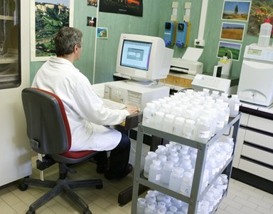 Tecnico al computer all'interno del laboratorio chimico di Larderello