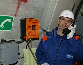 Operaio al telefono all'interno del cunicolo della diga di Alpe Gera