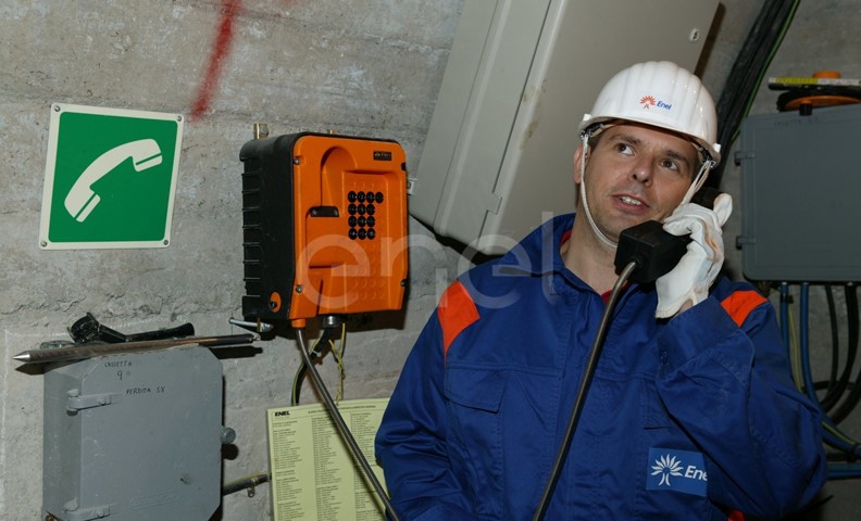Operaio al telefono all'interno del cunicolo della diga di Alpe Gera