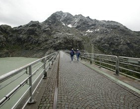 Operai sul coronamento della diga di Alpe Gera