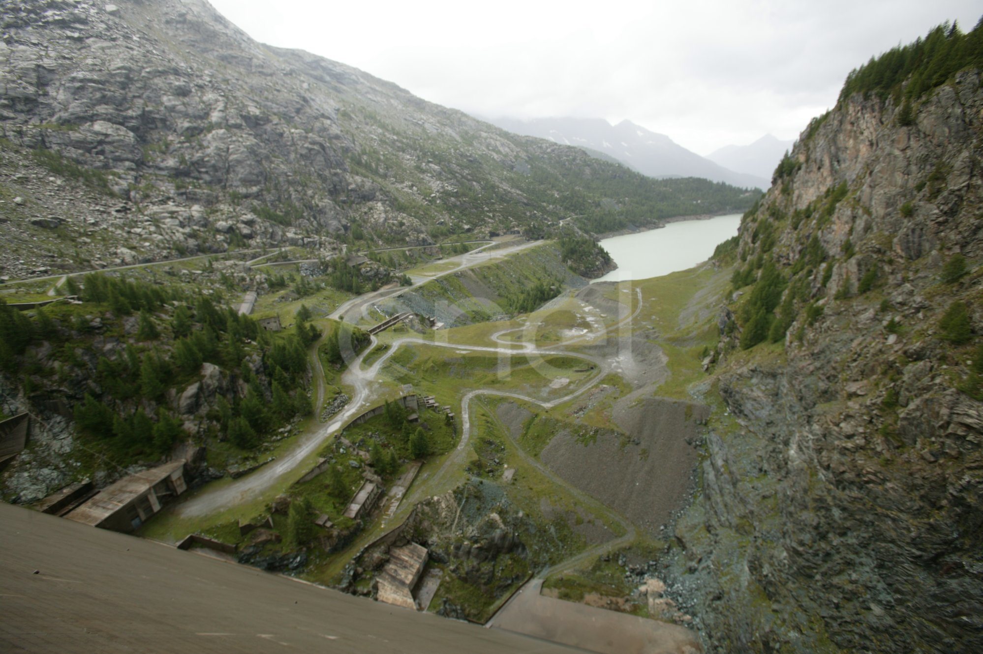 Veduta verso valle dal coronamento della diga di Alpe Gera