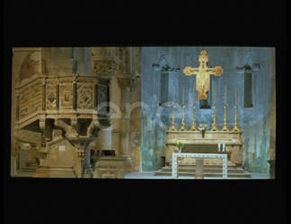 Pulpito, altare e Crocifisso