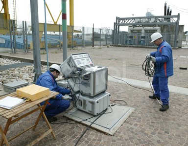 Operai eseguono test di controllo su un trasformatore trifase all'interno della stazione elettrica di trasformazione della centrale di Presenzano