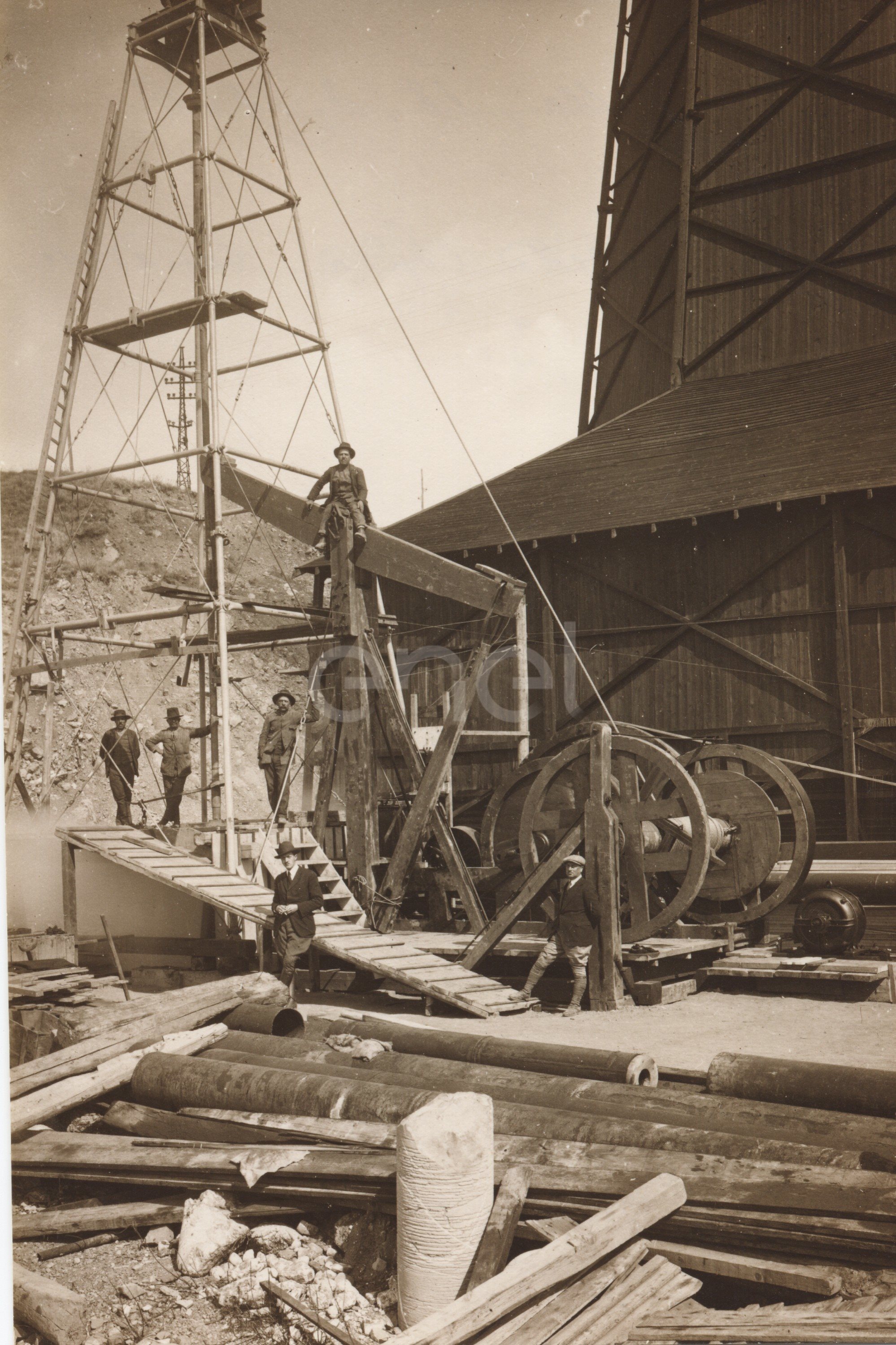 Larderello e Lago. Vari tipi di impianti per sondaggi.