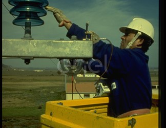 Piattaforma aerea con operaio al lavoro
