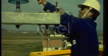 Piattaforma aerea con operaio al lavoro
