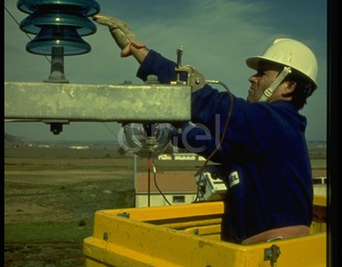 Piattaforma aerea con operaio al lavoro