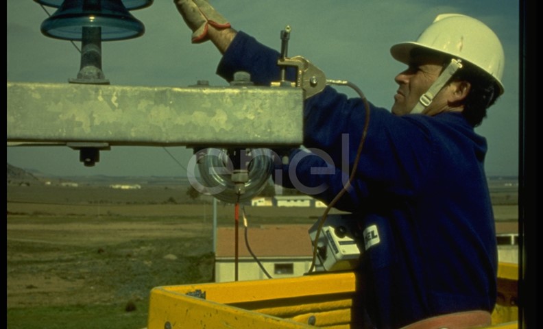 Piattaforma aerea con operaio al lavoro