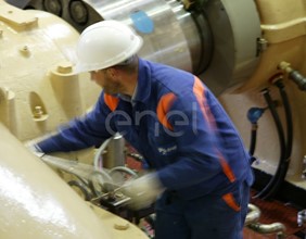 Operazione di serraggio bulloneria su un gruppo turboalternatore