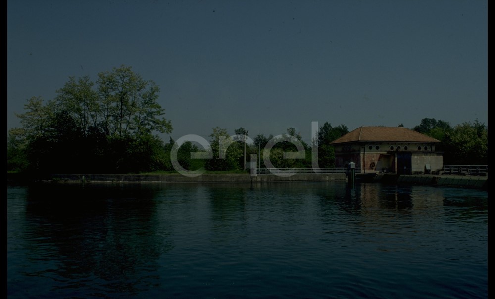 Corso d'acqua e edificio