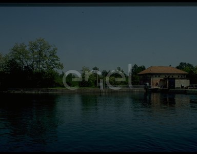 Corso d'acqua e edificio