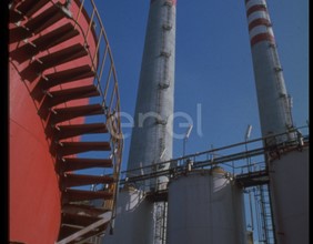 Area dell'impianto di desolforazione e ciminiere della centrale termoelettrica di Sulcis