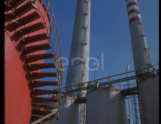 Area dell'impianto di desolforazione e ciminiere della centrale termoelettrica di Sulcis