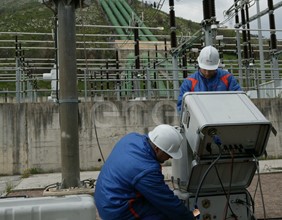Operai eseguono test di controllo su un trasformatore trifase all'interno della stazione elettrica di trasformazione della centrale di Presenzano