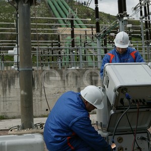 Operai eseguono test di controllo su un trasformatore trifase all'interno della stazione elettrica di trasformazione della centrale di Presenzano