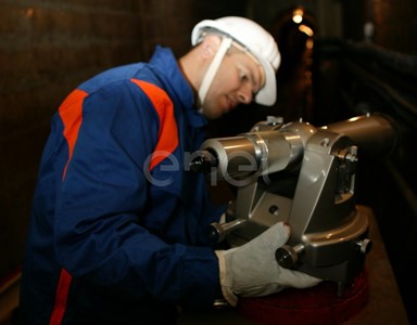 Operaio all'interno di un cunicolo della diga di Alpe Gera lavora su una strumentazione di controllo