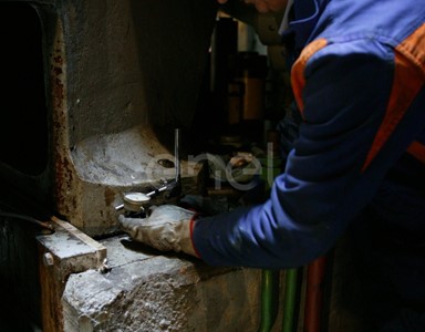 Operazioni di misurazione in sala macchine con strumento di precisione