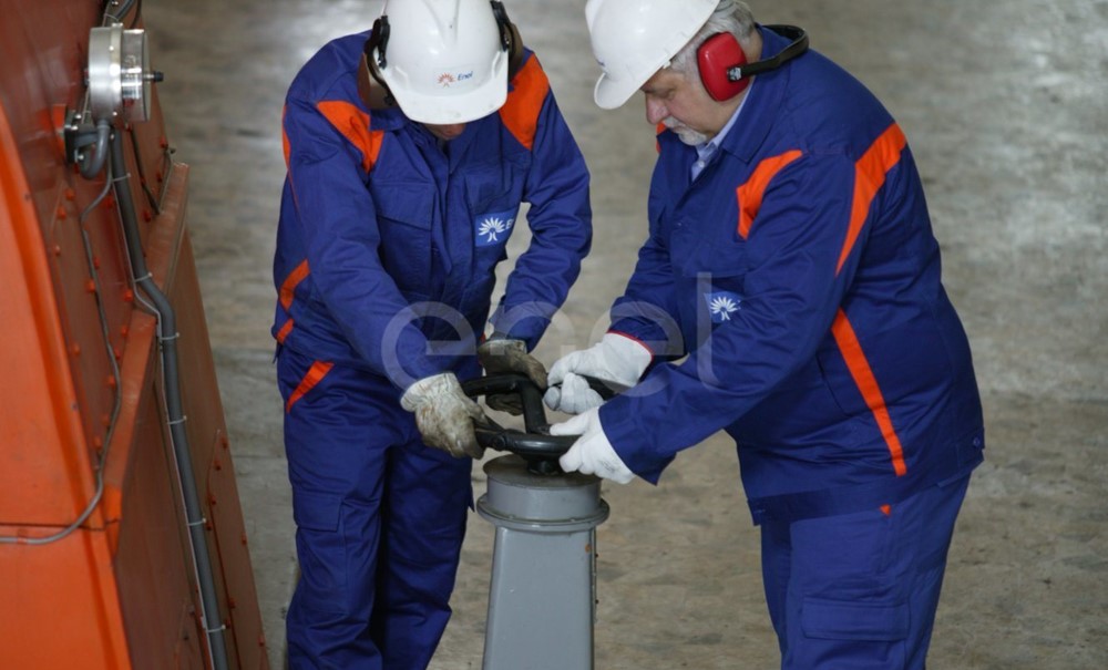 Operai al lavoro in sala macchine