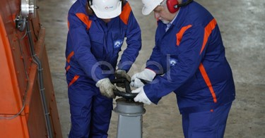 Operai al lavoro in sala macchine