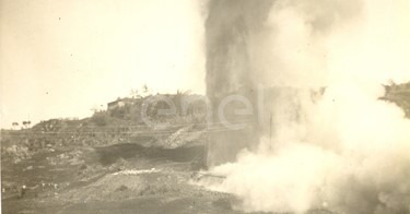 Fabbrica di Larderello. Esplosione di vari soffioni. 1906-1930.
