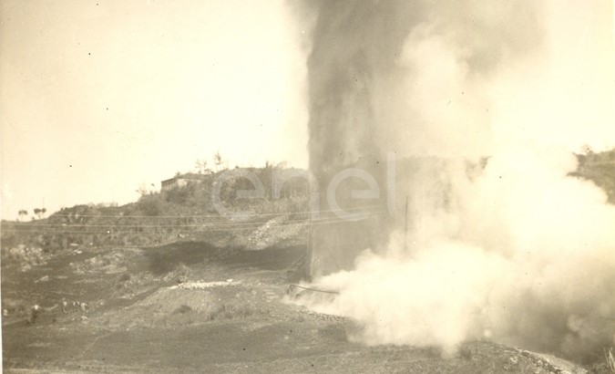 Fabbrica di Larderello. Esplosione di vari soffioni. 1906-1930.