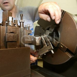 Operaio lavora al tornio all'interno dell'officina della centrale di Sulcis