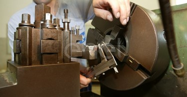Operaio lavora al tornio all'interno dell'officina della centrale di Sulcis