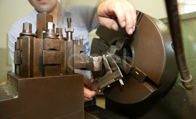 Operaio lavora al tornio all'interno dell'officina della centrale di Sulcis