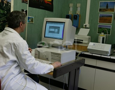 Tecnico al computer all'interno del laboratorio chimico di Larderello