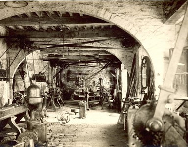 Settore meccanico. Officine meccaniche. Falegnameria. Saldatori. Fabbrica bulti. Fonderie.