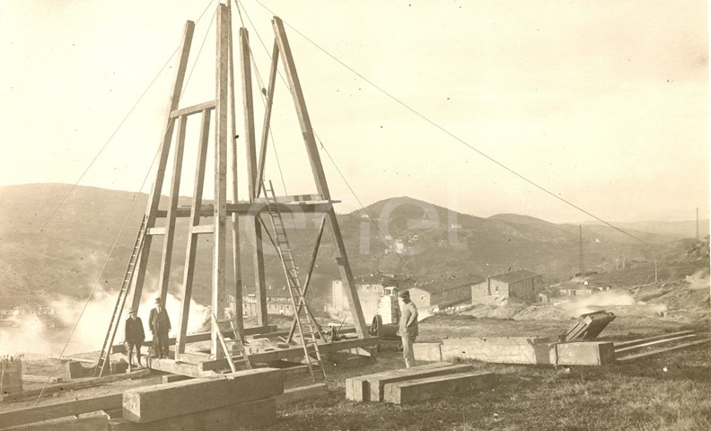 Larderello. Esplosione di vari soffioni.