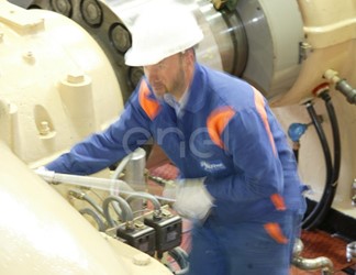 Operazione di serraggio bulloneria su un gruppo turboalternatore