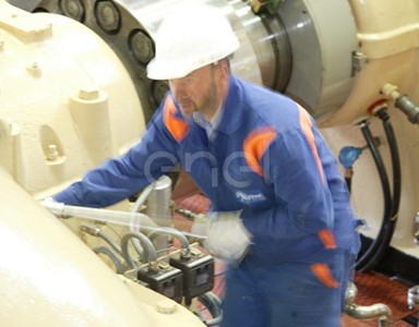 Operazione di serraggio bulloneria su un gruppo turboalternatore