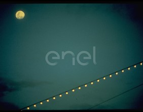 Cavo elettrico con lampadine e luna