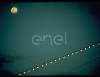 Cavo elettrico con lampadine e luna