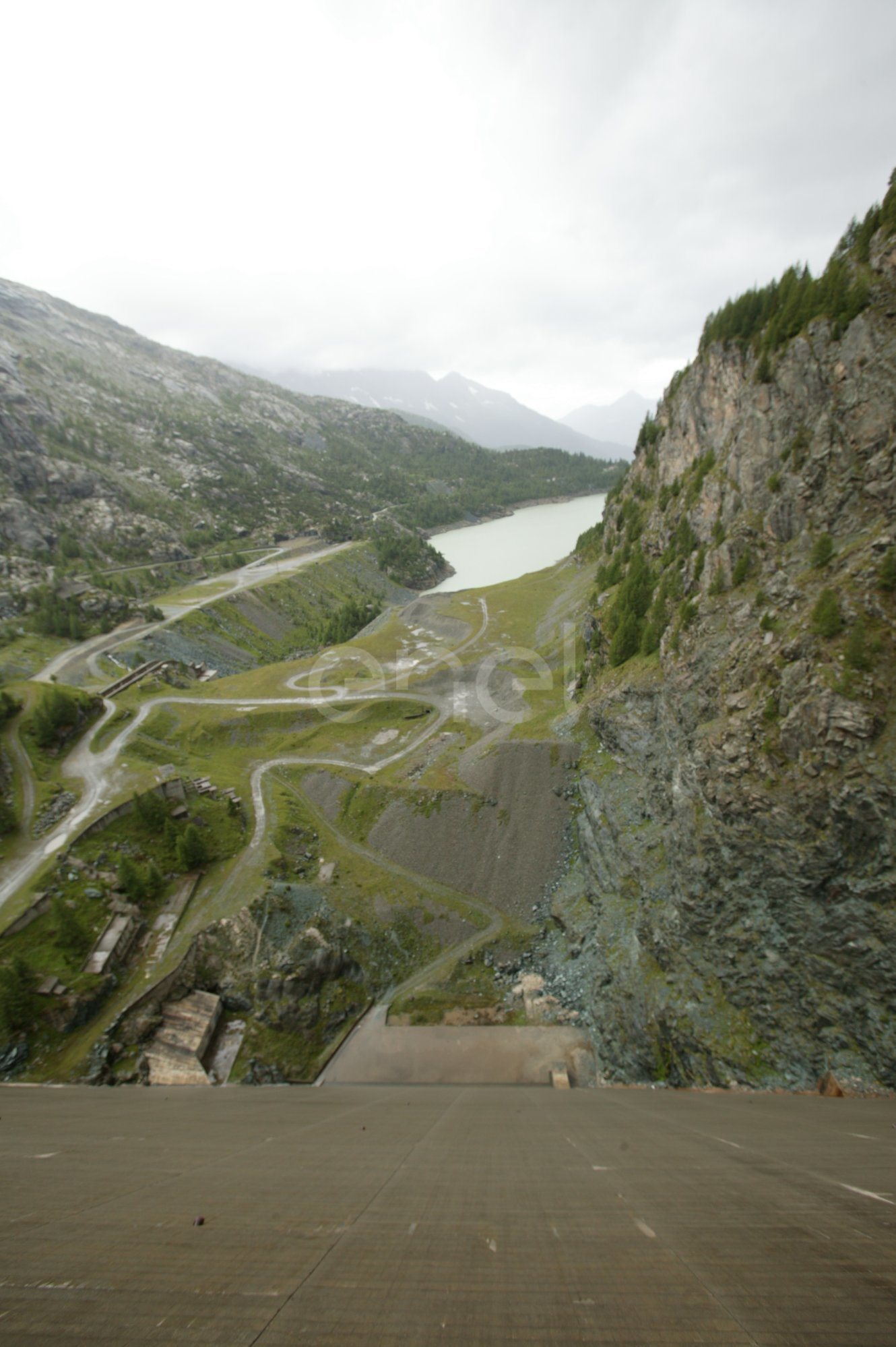 Veduta verso valle dal coronamento della diga di Alpe Gera