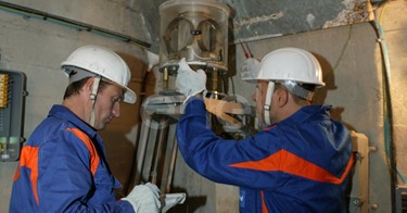 Operazioni di controllo: operai al lavoro su una strumentazione all'interno di un cunicolo della diga di Alpe Gera