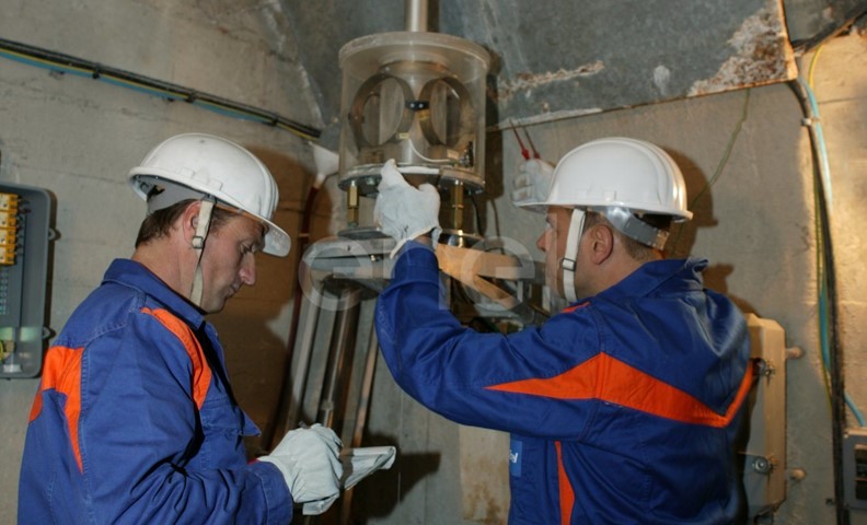 Operazioni di controllo: operai al lavoro su una strumentazione all'interno di un cunicolo della diga di Alpe Gera
