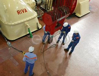 Operai al lavoro su un gruppo turboalternatore