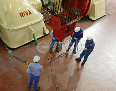 Operai al lavoro su un gruppo turboalternatore